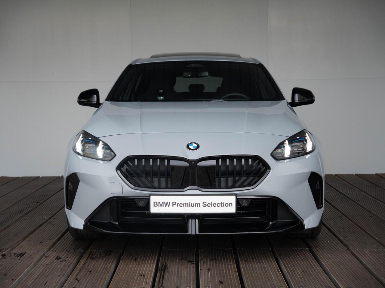 BMW 1-SERIE 120 | M Sportpakket Pro | Premium Pack | Verwarmd Stuurwiel | Comfort Access | Achteruitrijcamera | Panoramadak | Isofix | Stoelverwarming | Harman-Kardon | Parking Assistant | 19'' | Ekris Selection