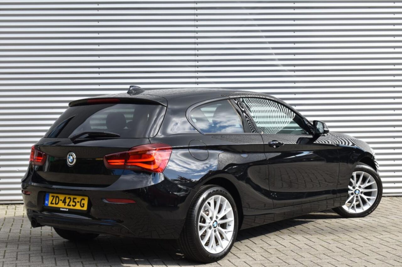 BMW 1-SERIE 116I SPORT LINE EDITION / NL AUTO / NAVI / PDC / SPORTSTOELEN