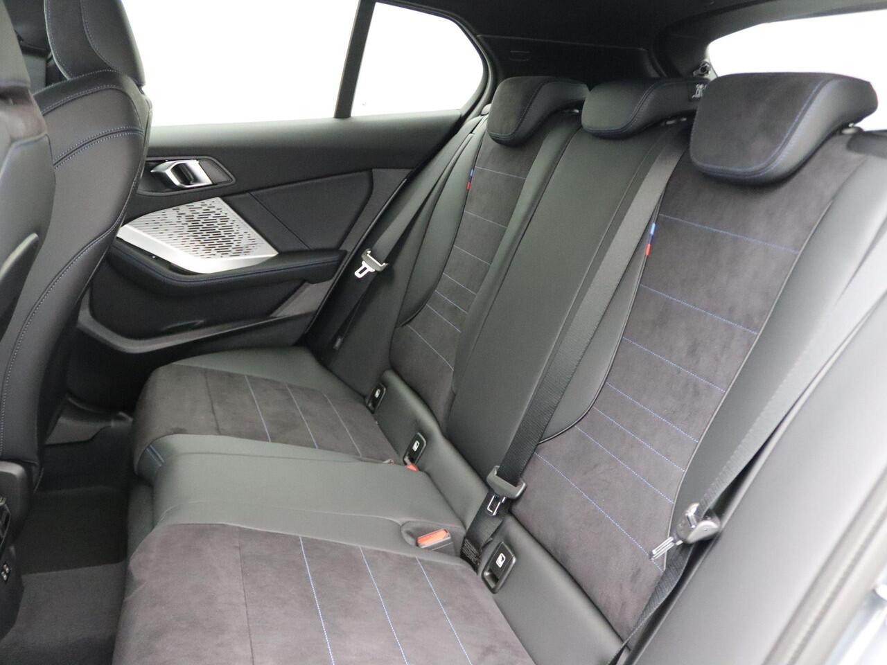 BMW 1-SERIE 120 M Sportpakket | Premium Pack | Stuurwielrand Verwarmd | Comfort Access | Driving Assistant | 18''