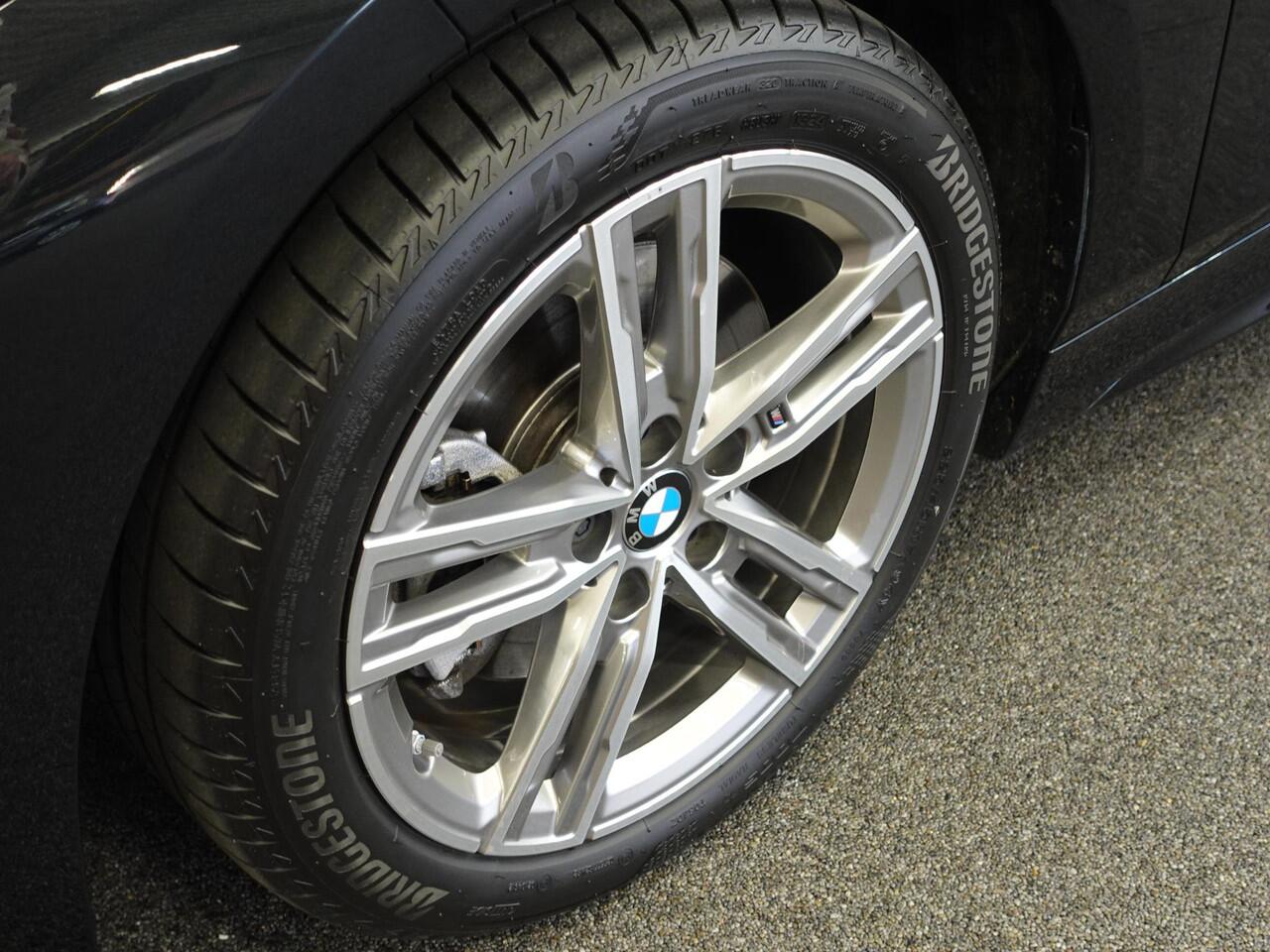 BMW 1-SERIE 118i M-Sport Automaat | Digitale Cockpit | Climate control | Stoel verwarming | LED | Sfeer verlichting | Adaptive cruise control | Lichtmetalen velgen | Navigatie | Apple carplay/ Android auto | Parkeersensoren