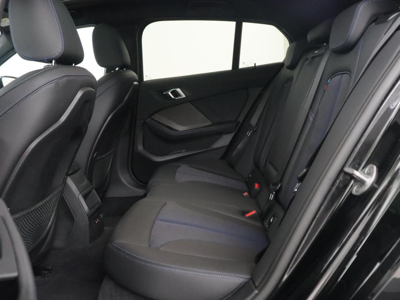 BMW 1-SERIE 118i M Sport | Panoramadak | Stoelverwarming | Camera | Sportstoelen | Harman/Kardon | Stuurverwarming | Carplay | Navigatie | Live Cockpit | Full LED | Getint glas