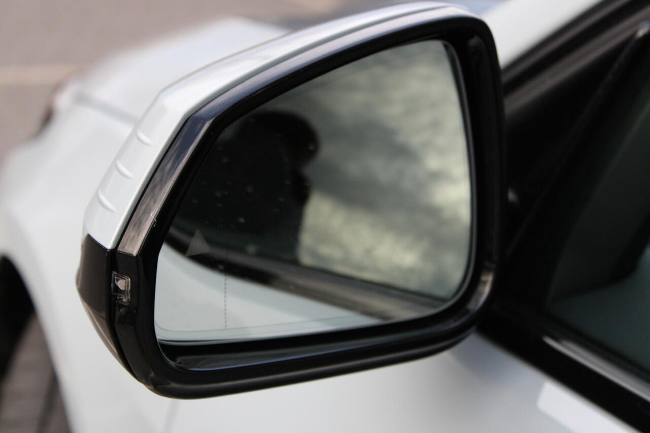 BMW 1-SERIE 120 M Sport Automaat / Panoramadak / Sportstoelen / Achteruitrijcamera / M Adaptief onderstel / Comfort Access / Adaptieve LED / Harman-Kardon / Stoelverwarming