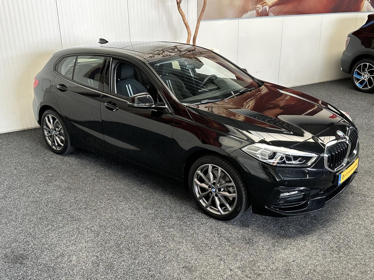 BMW 1-SERIE 120 M SPORT DESIGN EDITION NAVIGATIE CRUISE CONTROL STOEL EN STUURVERWARMING PANORAMA SCHUIF/KANTELDAK BLUETOOTH TELEFOON APPLE CARPLAY/ANDROID RIJSTROOKSENSOREN PDC ZEER MOOI !! 3010