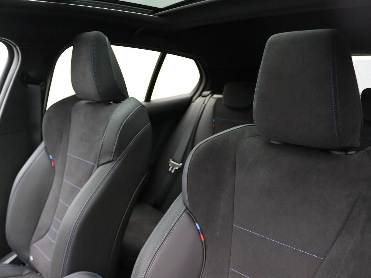 BMW 1-SERIE 120 M Sport Design Edition | M Sportpakket | Achteruitrijcamera | Glazen panoramadak | Parking Assistant | 18" | Ekris Selection