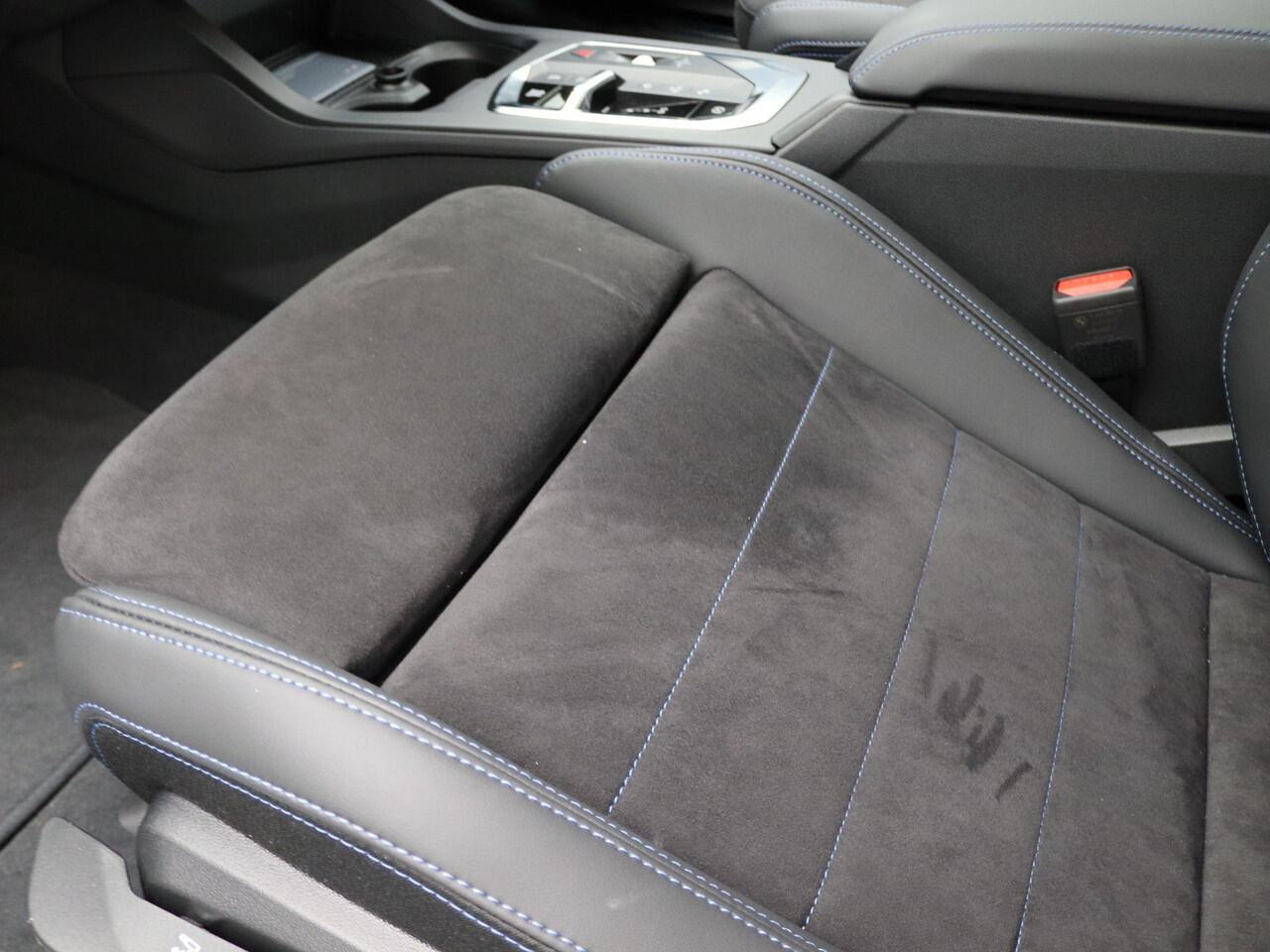 BMW 1-SERIE 120 M Sportpakket | Premium Pack | Stuurwielrand Verwarmd | Achteruitrijcamera | Driving Assistant | 19''