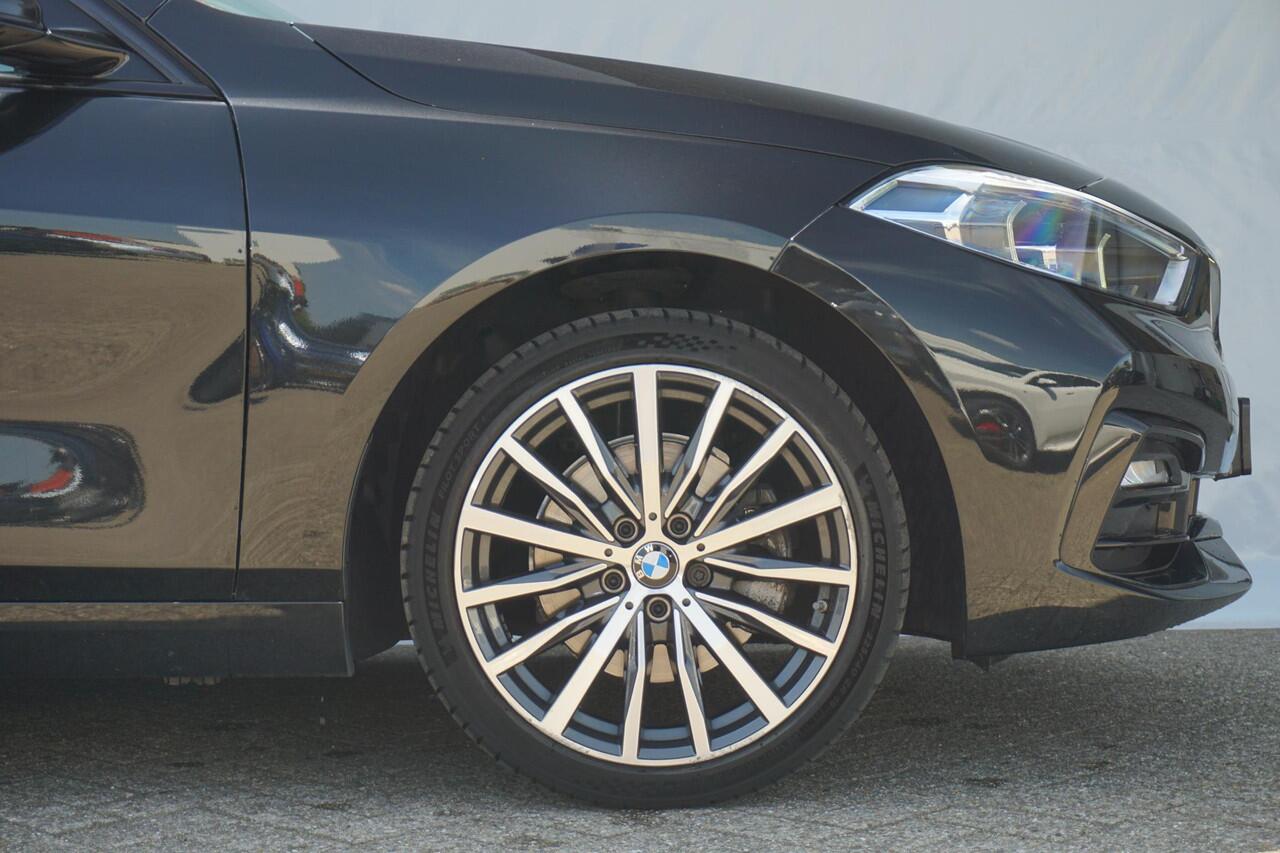 BMW 1-SERIE 118i High Executive Sport Line 18'' / HiFi / Verwarmde voorstoelen / Sportstoelen