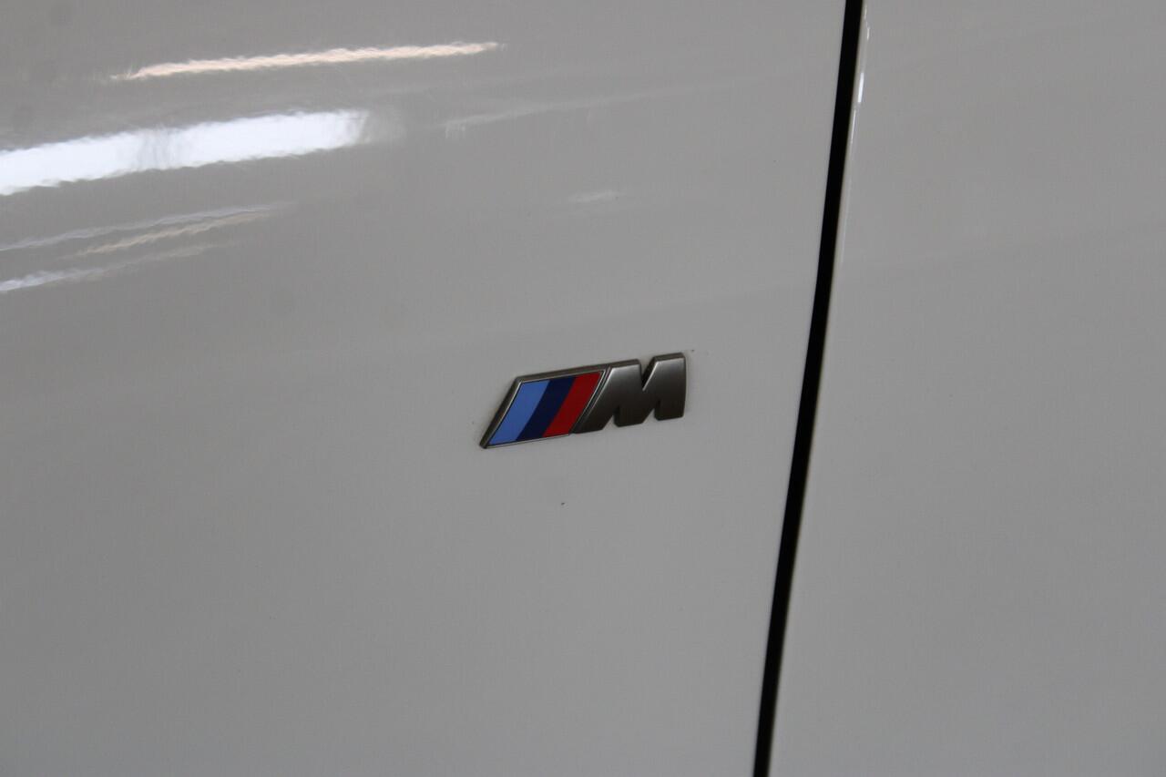 BMW 1-SERIE M135i xDrive High Executive | Akrapovic uitlaatsysteem | Cruise control | Climate control | Stoelverwarming | Apple carplay/Android auto | DAB radio | Dealer onderhouden |