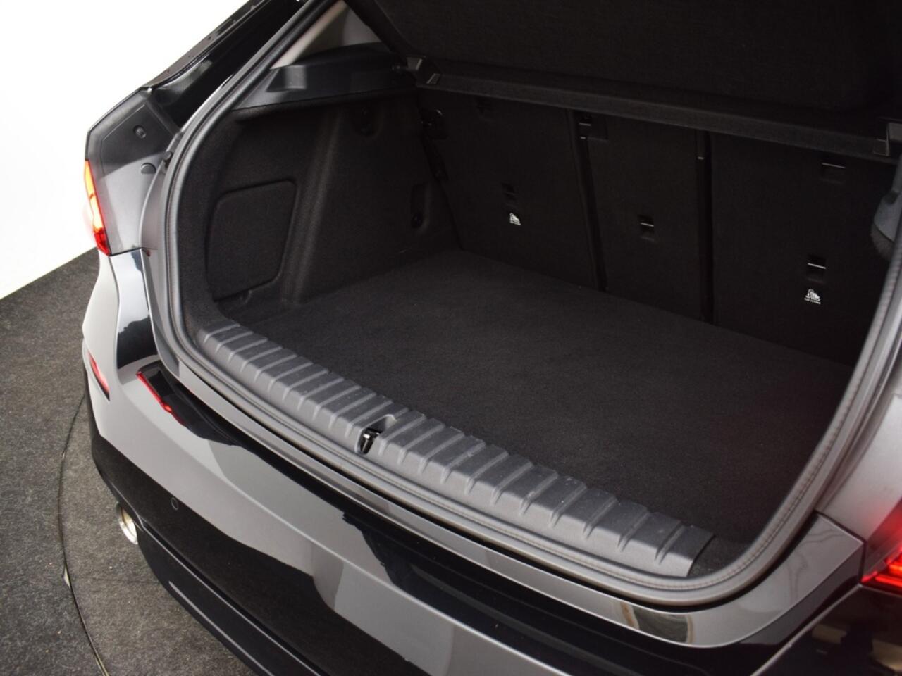 BMW 1-SERIE 118i | Schuifdak o Live Cockpit Prof. o Dealeronderhouden