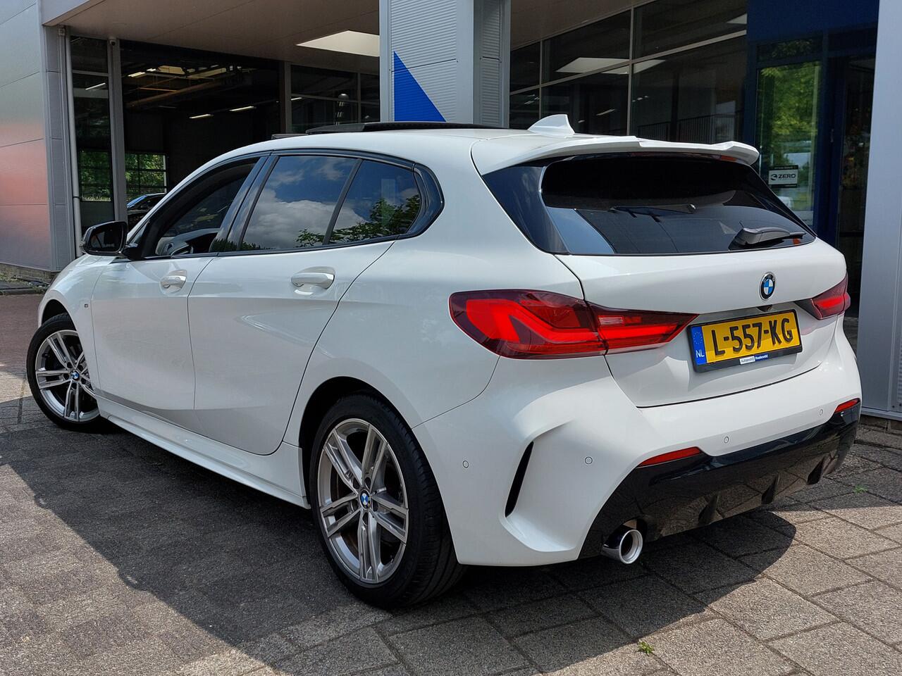 BMW 1-SERIE 116i Automaat Business Edition M-Sport | Navi | Apple Carplay+Android Auto | Clima | Cruise | Led Koplampen | Panorama Schuifdak | Pdc V+A+Camera | Licht+Regensensor | Privacy Glass | 17''lm