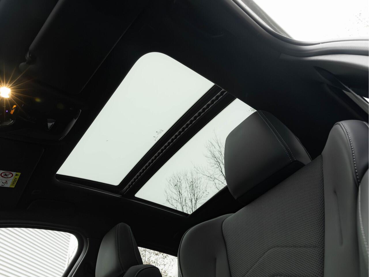 BMW 1-SERIE M135 xDrive - Pano - Driving Ass - Harman Kardon - Camera