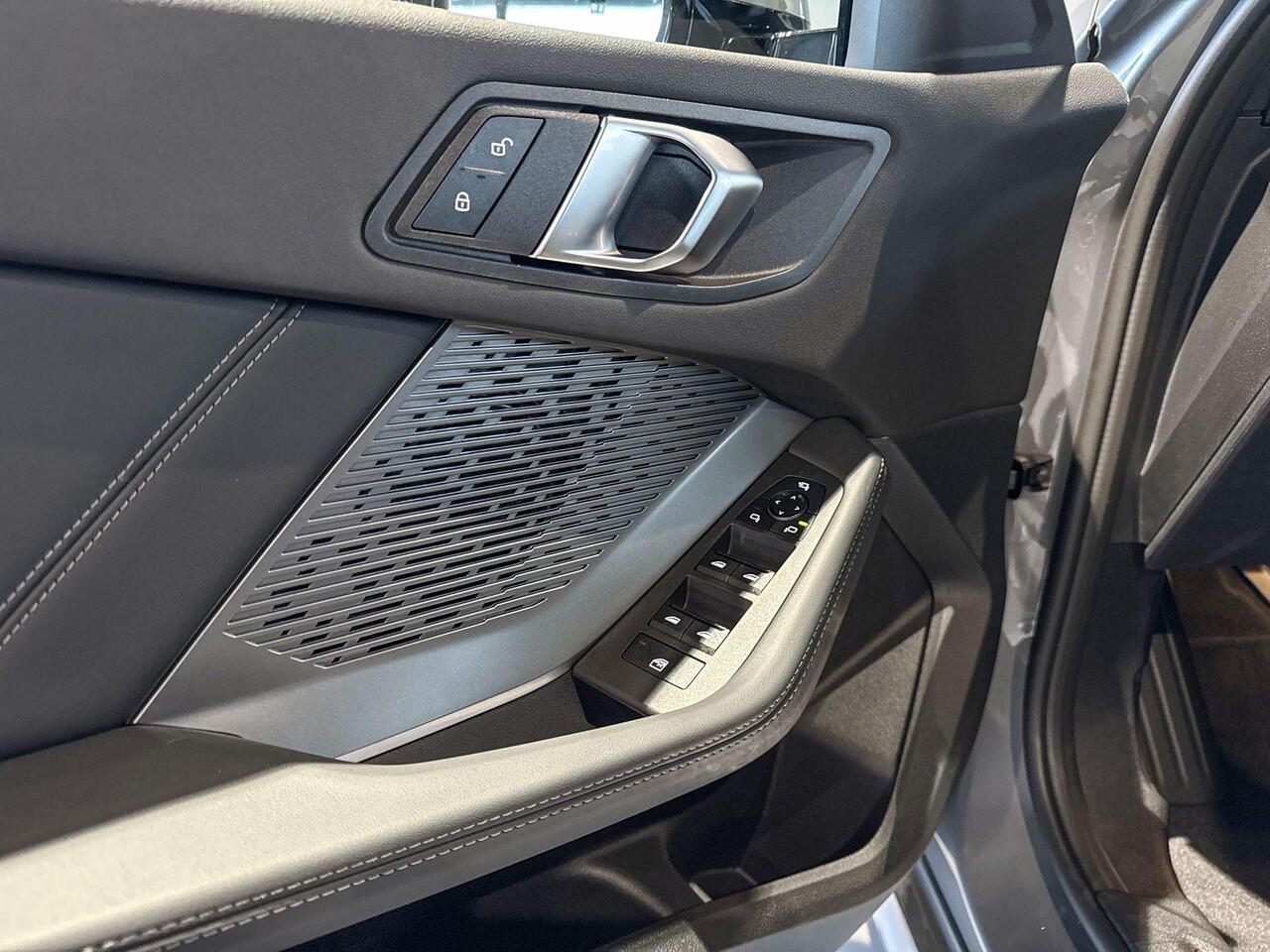 BMW 1-SERIE 120 M Sport Design Edition | Glazen Panoramadak | Stoelverwarming | Achteruitrijcamera |