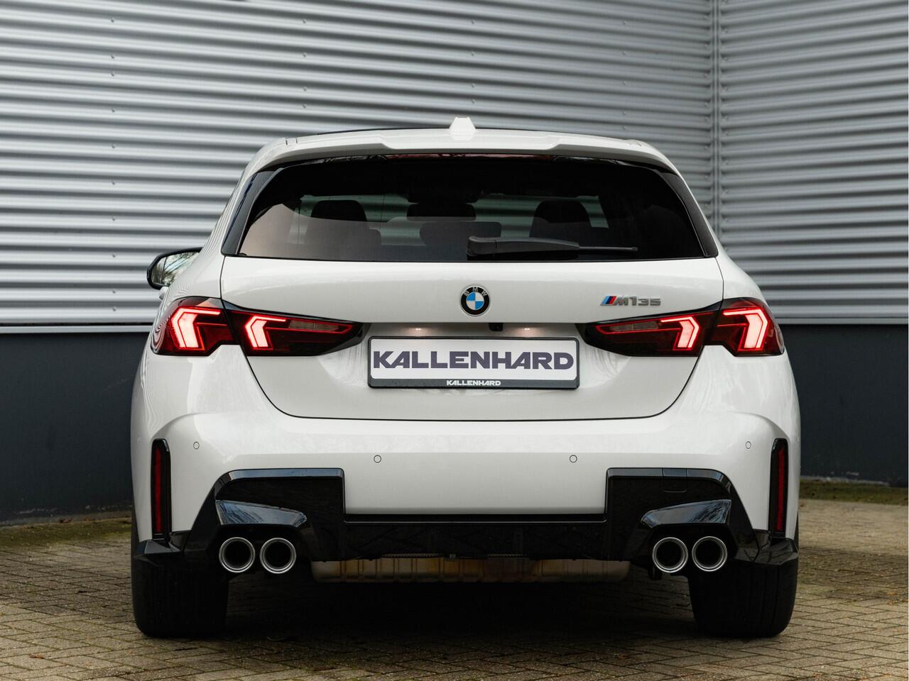 BMW 1-SERIE M135 xDrive - Pano - Trekhaak - Head-Up - Harman Kadon - Driving Ass