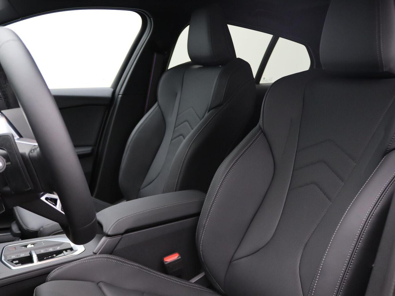 BMW 1-SERIE 120 M Sportpakket Pro | Premium Pack | Comfort Access | Panoramadak | Driving Assistant | Harman Kardon | 19''