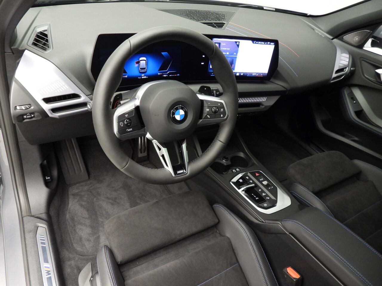 BMW 1-SERIE 120 | M-Sportpakket | LED | Navigatie | Schuifdak | Keyles go | Active cruise | DAB | Harman-kardon sound | Alu 18 inch