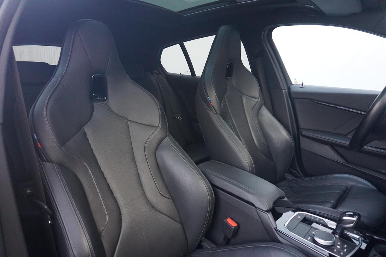 BMW 1-SERIE 118i High Executive M Sportpakket | Glazen panoramadak | Stoelverwarming | Leder Dakota Schwarz | Hi-Fi | M Sportstoelen