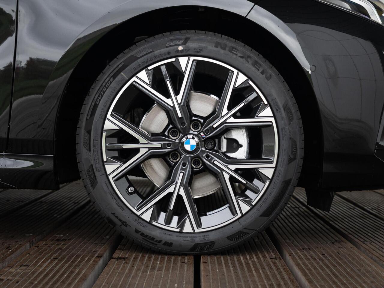 BMW 1-SERIE 120 | M Sportpakket | Verwarmd Stuurwiel | Panoramadak | Achteruitrijcamera | Stoelverwarming | Harman-Kardon | 18''