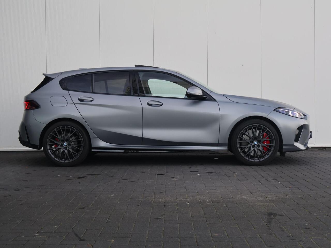 BMW 1-SERIE 120 M Sport Design Edition Individual Frozen Pure Grey metallic/ M Sportpakket Pro/ Stuurwiel verwarmd/ Comfort Access/ Panoramadak/ Head-Up/ Harman-Kardon/