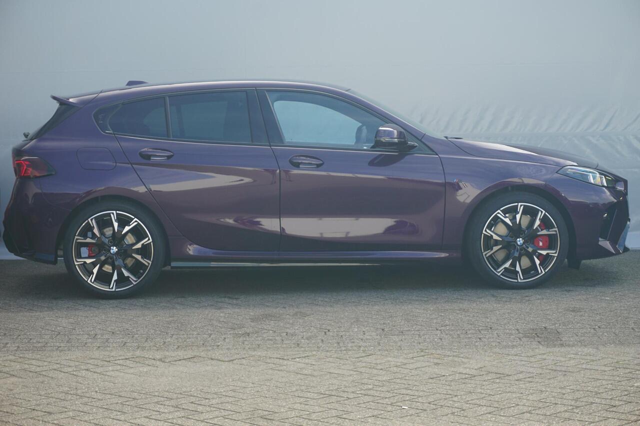 BMW 1-SERIE 120 M Sport Pro | Harman Kardon / Head-up / Rondomzicht camera's / Elektrisch verstelbare stoelen