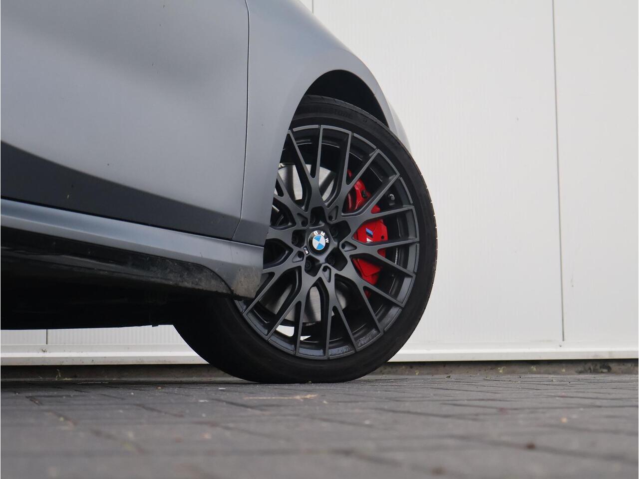 BMW 1-SERIE 120 M Sport Design Edition Individual Frozen Pure Grey metallic/ M Sportpakket Pro/ Stuurwiel verwarmd/ Comfort Access/ Panoramadak/ Head-Up/ Harman-Kardon/