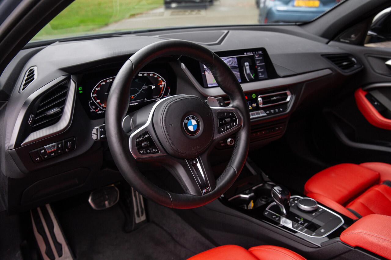 BMW 1-SERIE M135i xDrive High Executive 306pk , Kuipstoelen, Harman/Kardon, Head-up display, Sfeerverlichting