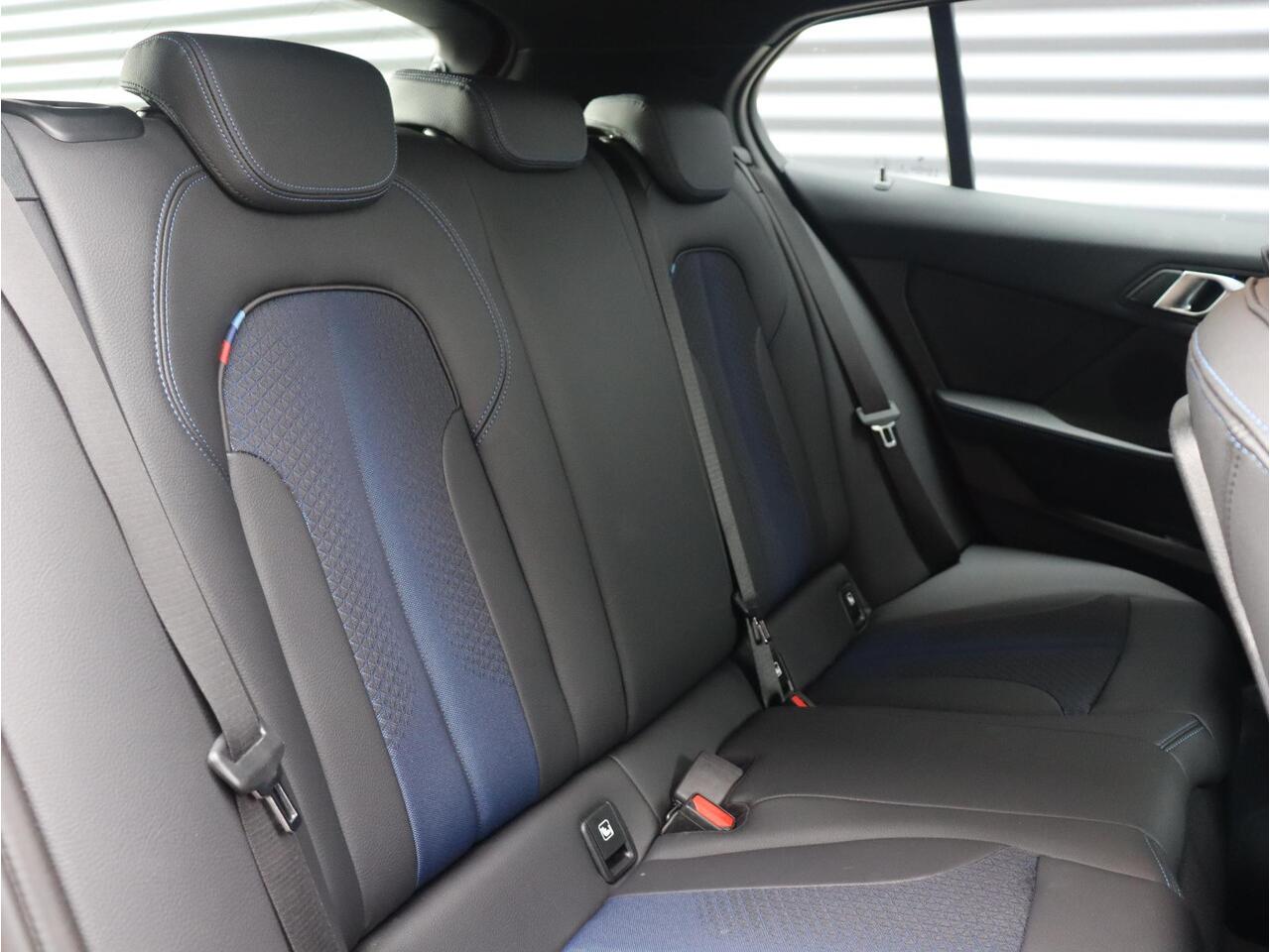 BMW 1-SERIE 5-deurs 118i | Executive | M Sportpakket | Climate Control | Apple Carplay | Parkeersensoren | Sportstoelen | Uitgebreide Shadowline | 17'' LMV