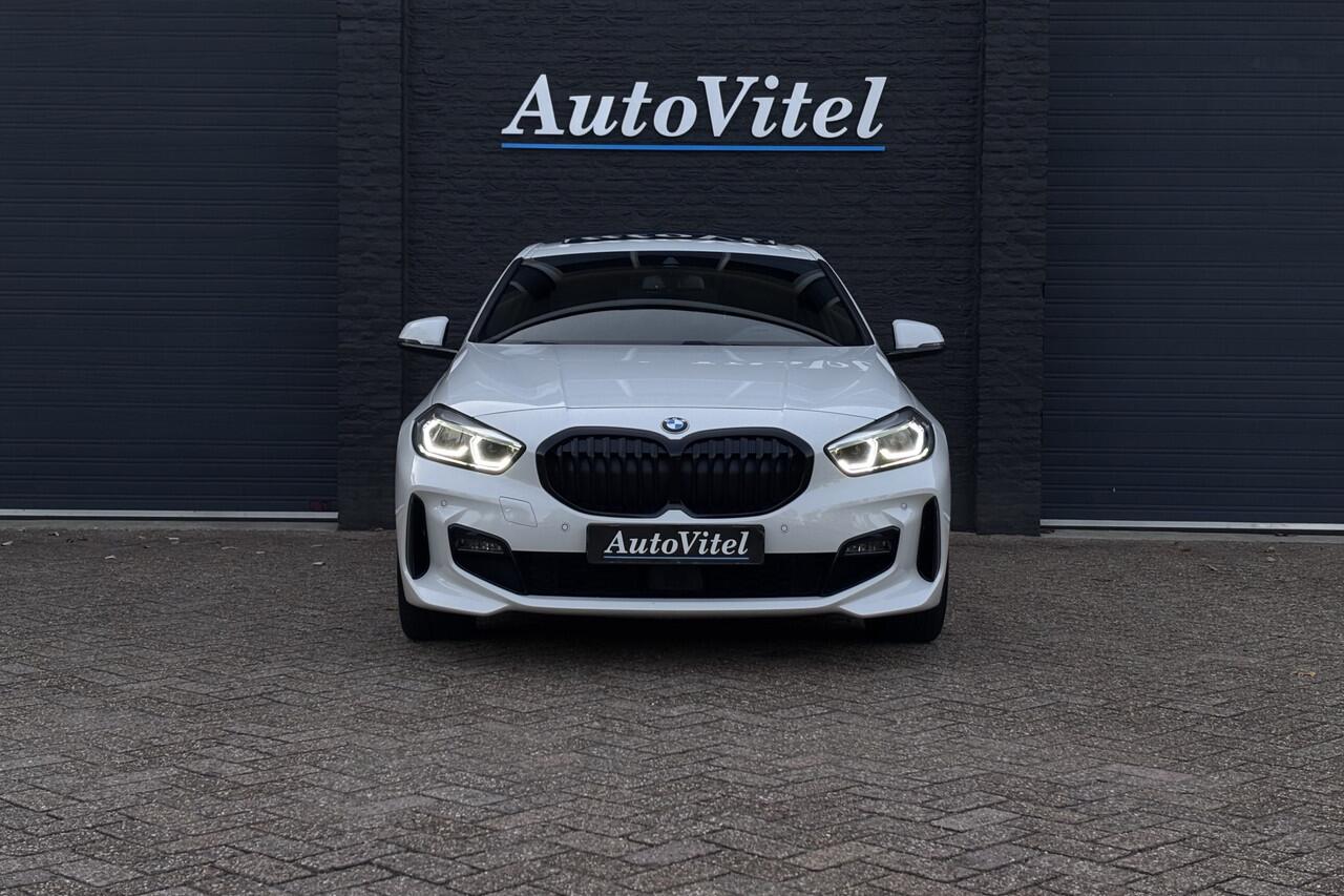 BMW 1-SERIE 118i M-sport | Panodak | M-Kuipstoelen | M-performance Wheels | Stoel+Stuurverwarming | Comfort Access | Trekhaak