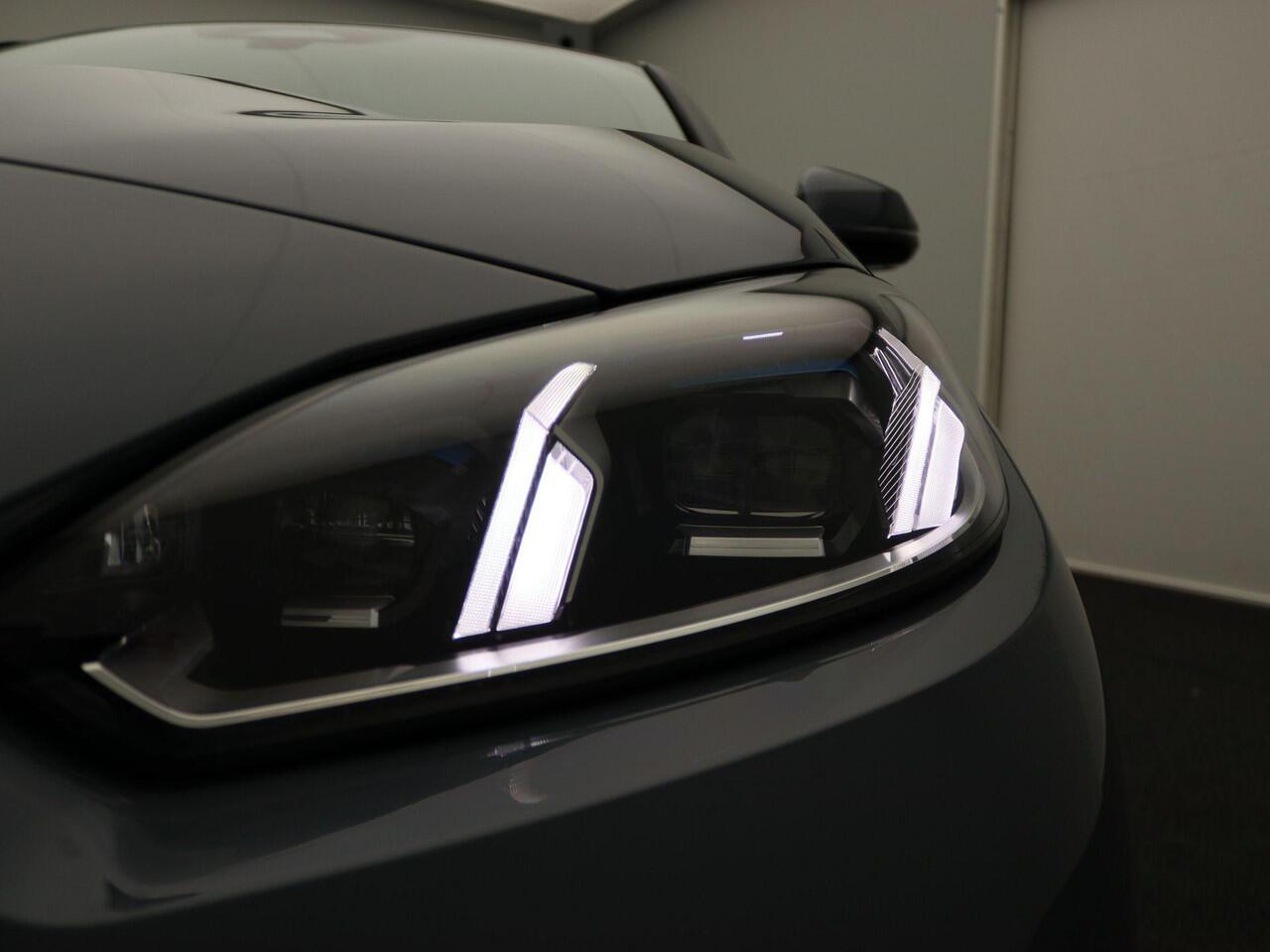 BMW 1-SERIE 120 M Sport Design Edition | Glazen Panoramadak | Driving Assistant Plus | Head-Up Display | Head-Up Display | 18" | Ekris Selection