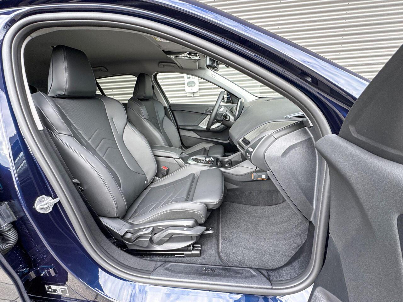 BMW 1-SERIE 120 M Sport Design / Premium Pack / Comfort Access / Achteruitrijcamera / Extra getint glas / Elektrisch verwarmde voorstoelen