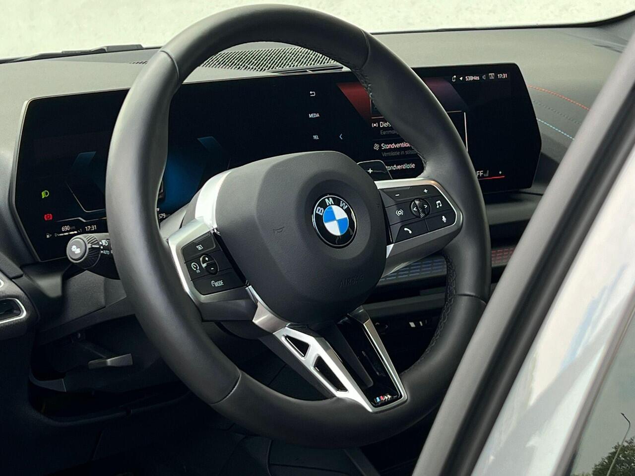 BMW 1-SERIE 120i 5drs. M-Sportpakket | Trekhaak | Harman/Kardon | Driving Assistant Plus | Panoramadak