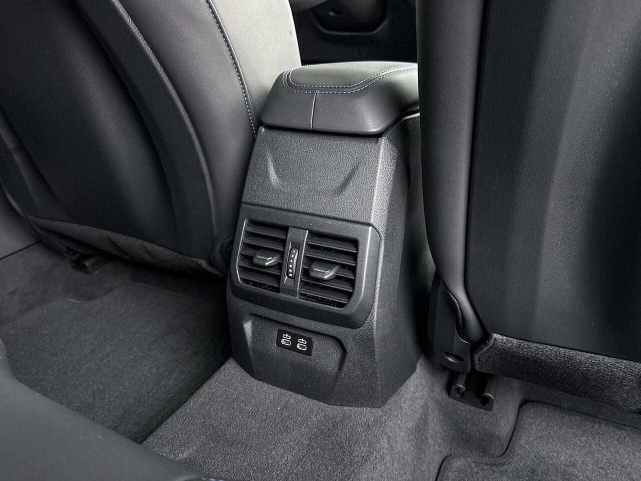 BMW 1-SERIE 120 M Sportpakket Pro / Innovation Pack / Harman Kardon / Glazen panoramadak / Stuur verwarmd