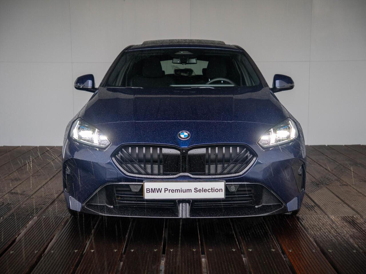 BMW 1-SERIE 120 | M Sportpakket Pro | Premium Pack | Harman-Kardon | Verwarmd Stuurwiel | Comfort Access | Achteruitrijcamera | Panoramadak | Stoelverwarming | 18''