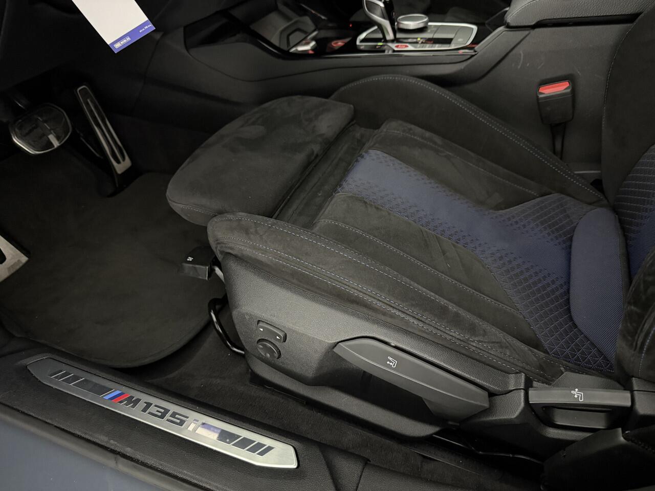 BMW 1-SERIE M135i xDrive M-Sport | Pano | HuD | Alcantara | Virtual | Sfeer | Stoelverw. | Carplay | Cruise