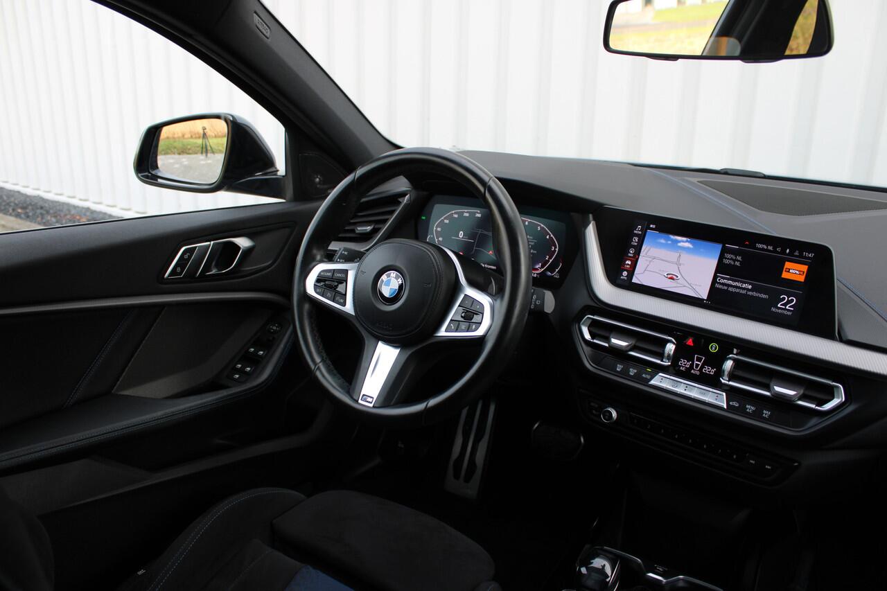 BMW 1-SERIE 118i High Executive M-sport | Incl. 12 maanden garantie | Cruise control | Kuipstoelen | Schuif/kantel dak | Climate control | Apple carplay | Navigatie | DAB radio | Harman/Kardon |