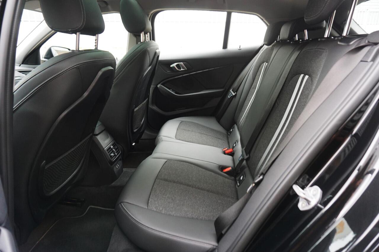 BMW 1-SERIE 118i 140PK Sport-line/Panodak/Camera/ParkingPack/ Dealeronderhouden.