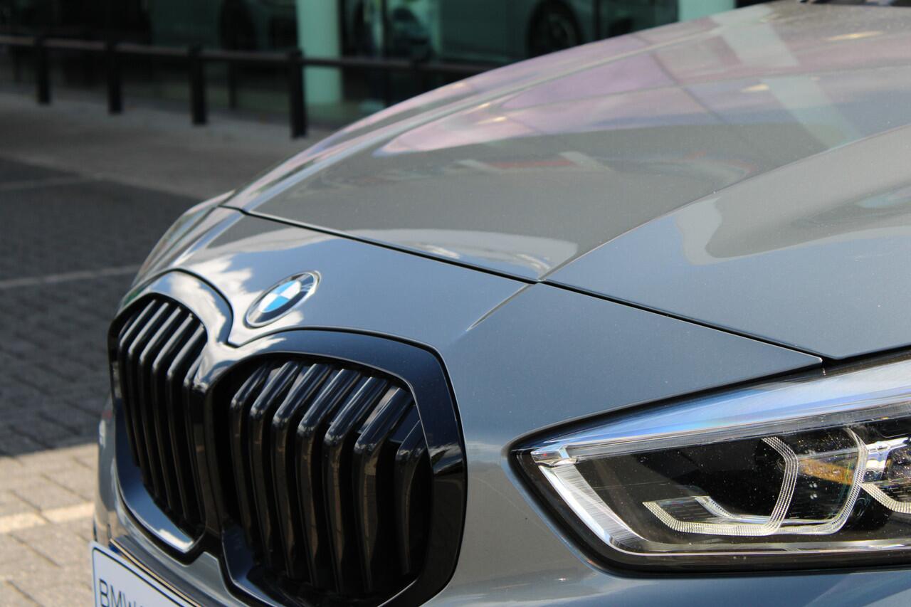 BMW 1-SERIE 118i High Executive M Sport automaat / Panoramadak / Sportstoelen / Comfort Access / LED / M Sportonderstel / Live Cockpit Professional
