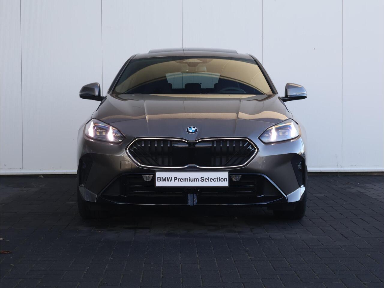 BMW 1-SERIE 120 M Sport Pro BMW Individual Lakkleur/ Harman-Kardon/ Head-Up/M Sportstoelen/ Panoramadak/ Stuurwiel verwarming