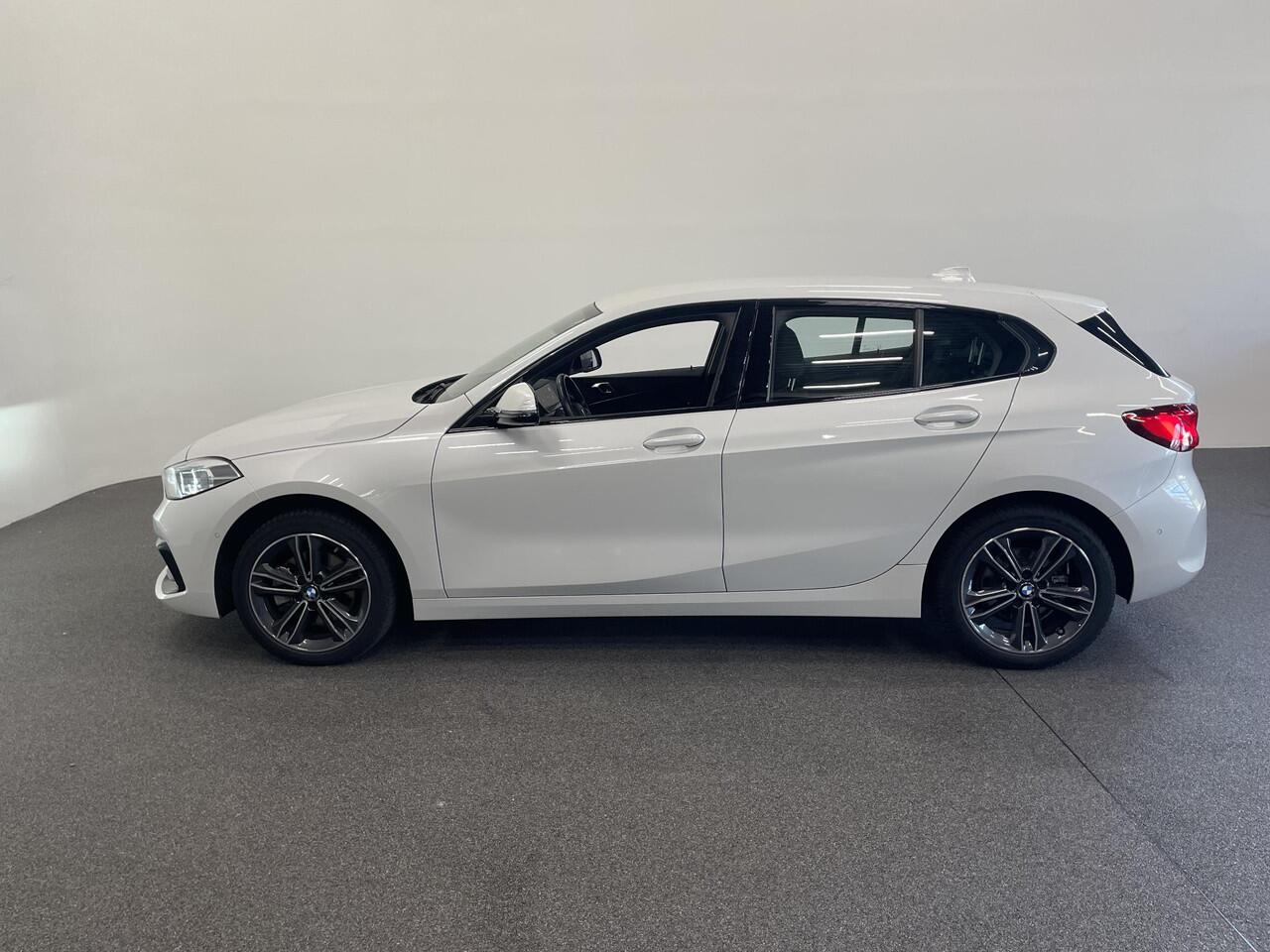 BMW 1-SERIE 118i Sportline Business Edition Aut. Navigatie Apple Carplay/Android Auto Camera Parkeersensoren Cruise Control Virtual Cockpit Sfeerverlichting Ledverlichting Climate Control Lichtmetalen velgen