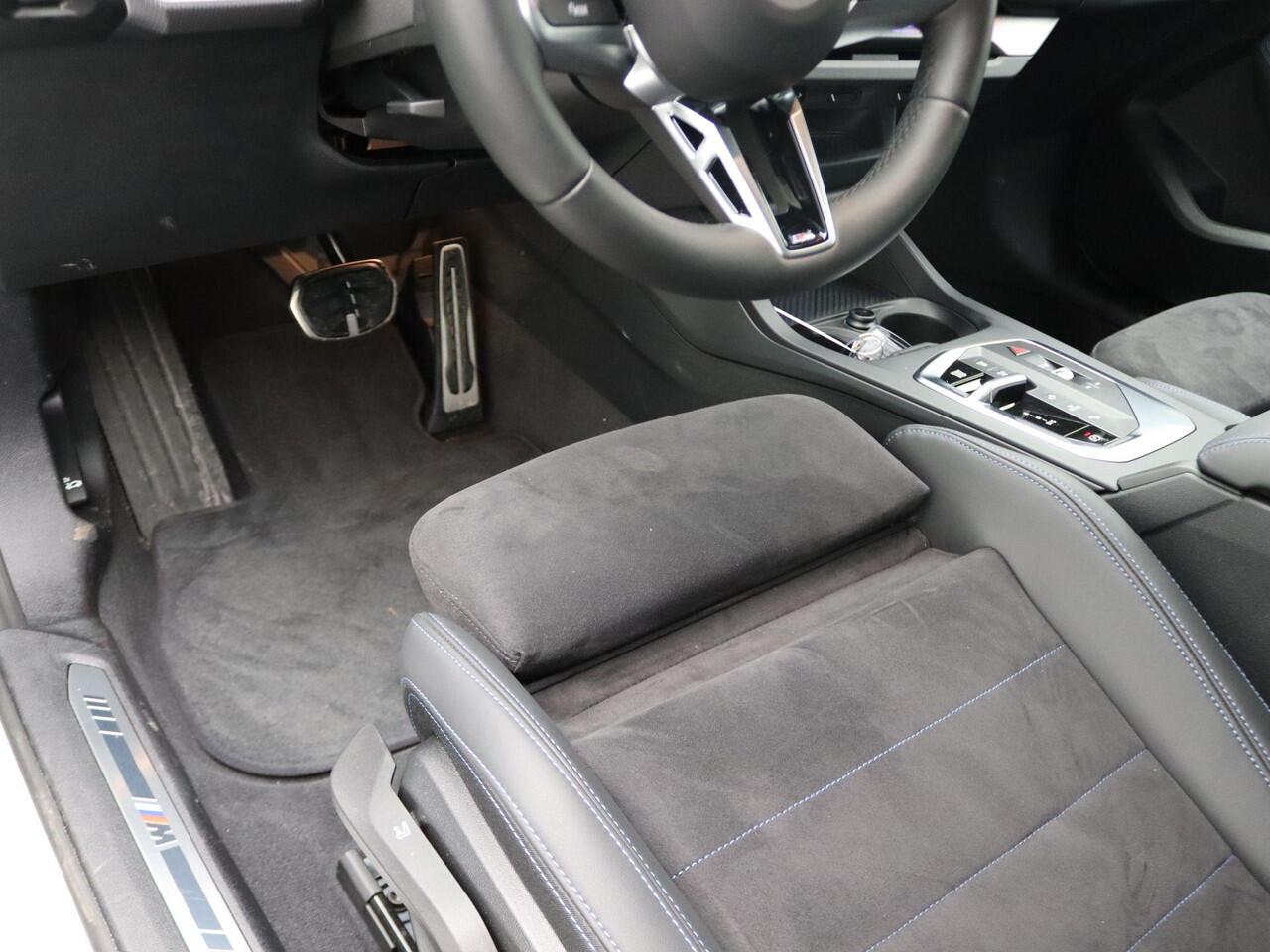 BMW 1-SERIE 120 M Sportpakket | Premium Pack | Achteruitrijcamera | Driving Assistant | Parking Assistant | 18''