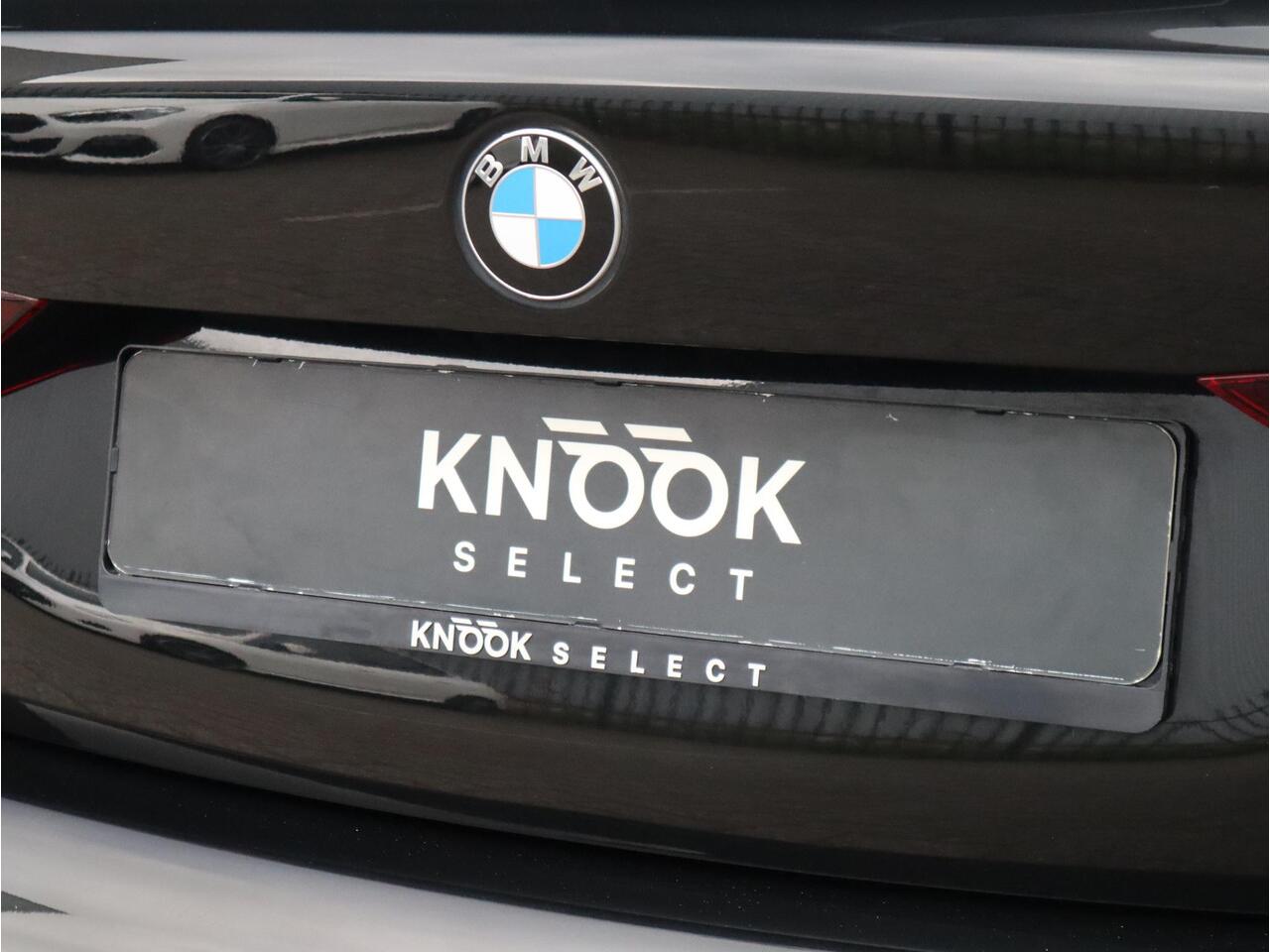 BMW 1-SERIE 118i High Executive M Sport Pakket Automaat / Live Cockpit Professional / Leder / Hifi / Stoelverwarming / 17 Inch / Adaptieve LED-koplamp / DAB / Parkeersensoren / Lichtpakket