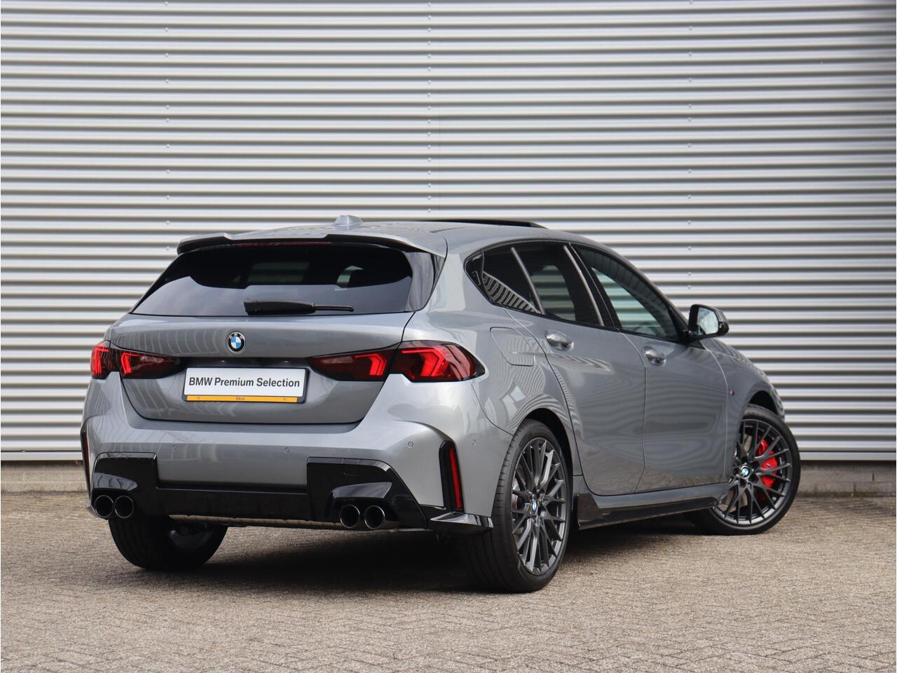 BMW 1-SERIE 5-deurs 120 | M Sportpakket Pro | Panodak | Harman Kardon | Driving Assistant | Comfort Access | Adaptive LED | M Performance | 19'' LMV