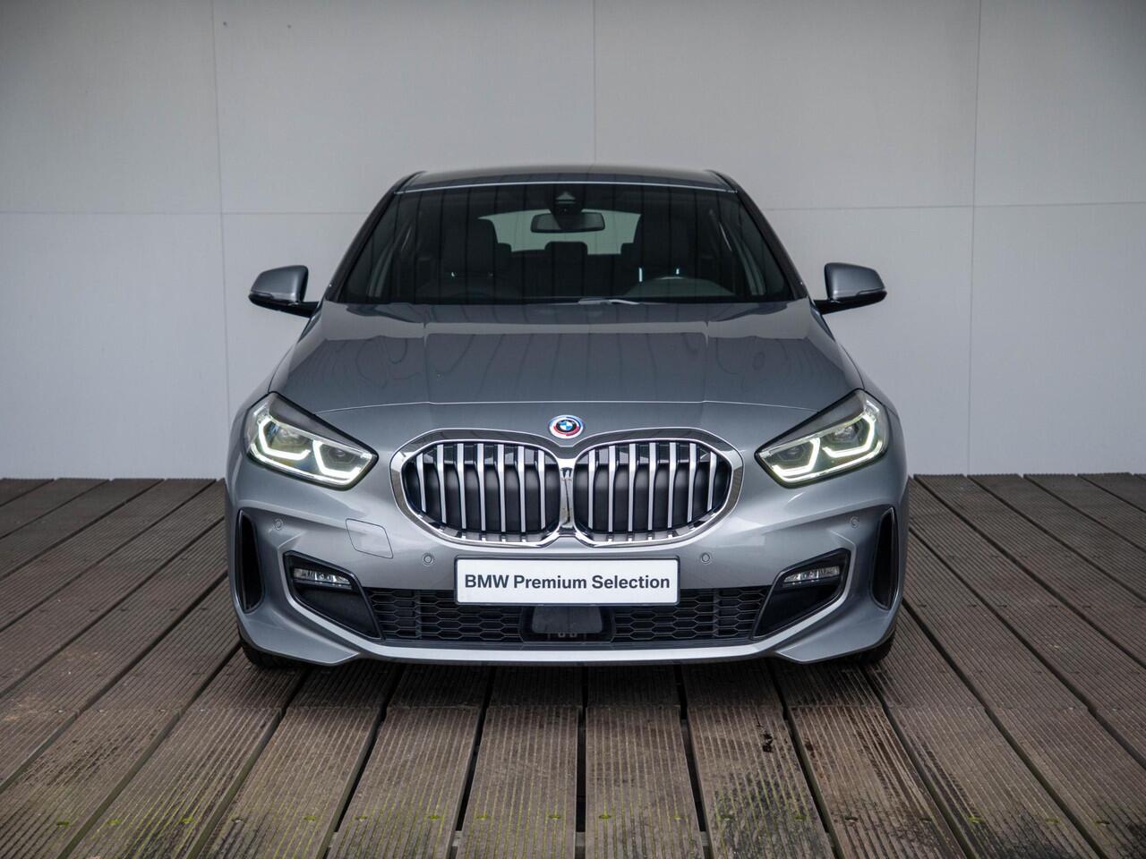 BMW 1-SERIE 5-deurs 118i | M Sportpakket | 17 inch | Sportstoelen | Cruise Control | Lichtpakket | Live Cockpit Professional