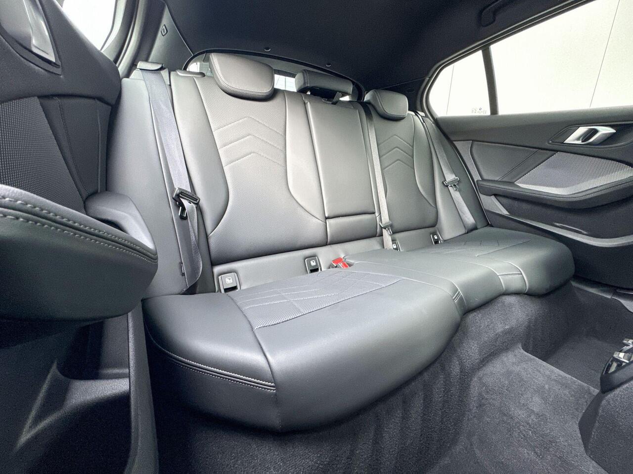 BMW 1-SERIE M135 xDrive | Harman-Kardon | Innovation Pack | Panoramadak