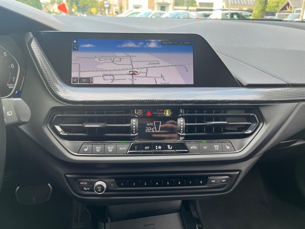 BMW 1-SERIE 120I HIGH EXECUTIVE AUTOMAAT M-PAKKET / NAVI / DAB / 17'' LMV