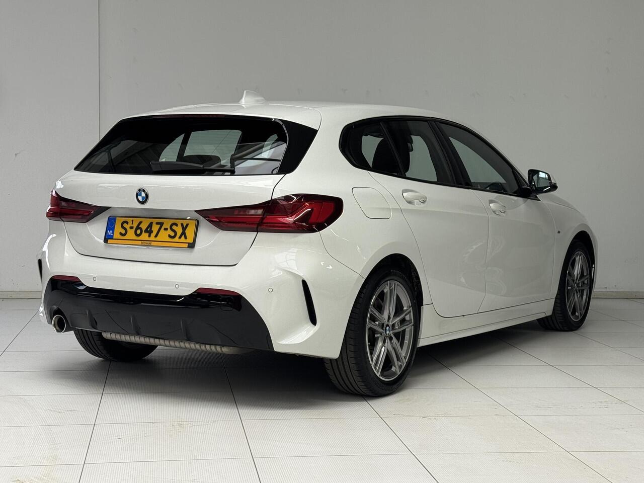 BMW 1-SERIE 118i High Executive M Sport | Stoelverwarming | Navi | PDC | Clima |