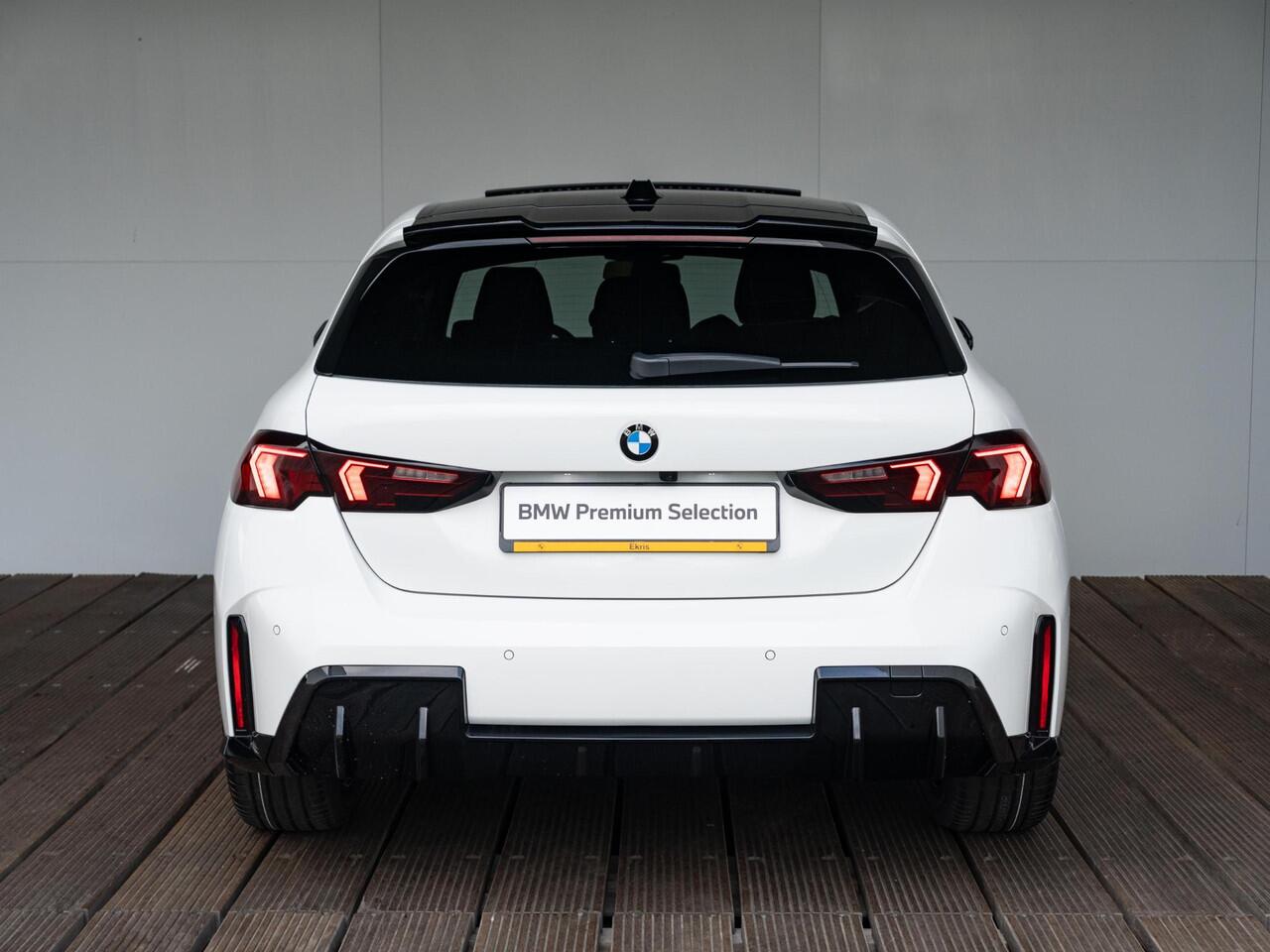 BMW 1-SERIE 120 | M Sportpakket Pro | Premium Pack | Harman-Kardon | Verwarmd Stuurwiel | Comfort Access | Achteruitrijcamera | Panoramadak