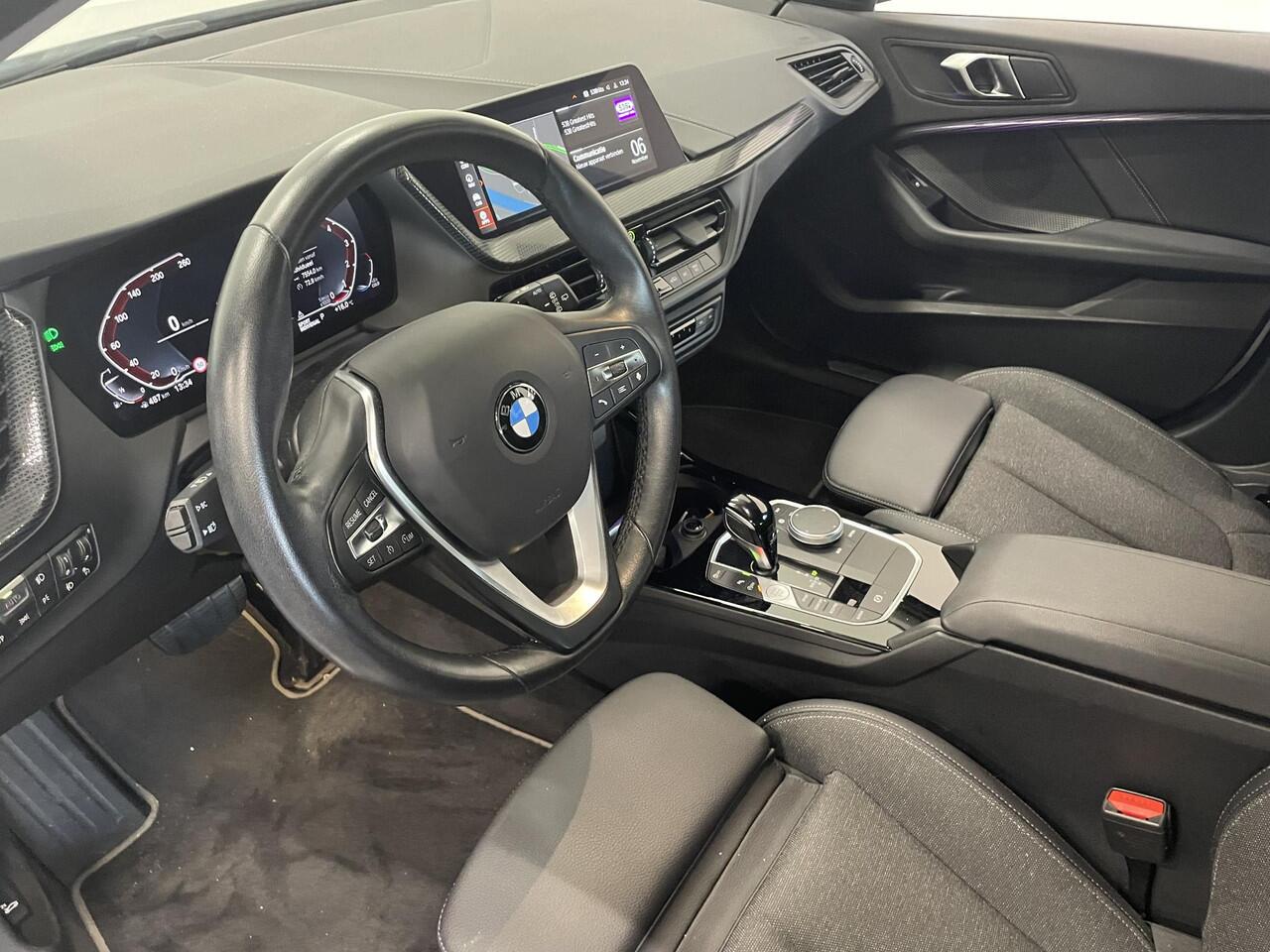 BMW 1-SERIE 118i Sportline Business Edition Aut. Navigatie Apple Carplay/Android Auto Camera Parkeersensoren Cruise Control Virtual Cockpit Sfeerverlichting Ledverlichting Climate Control Lichtmetalen velgen