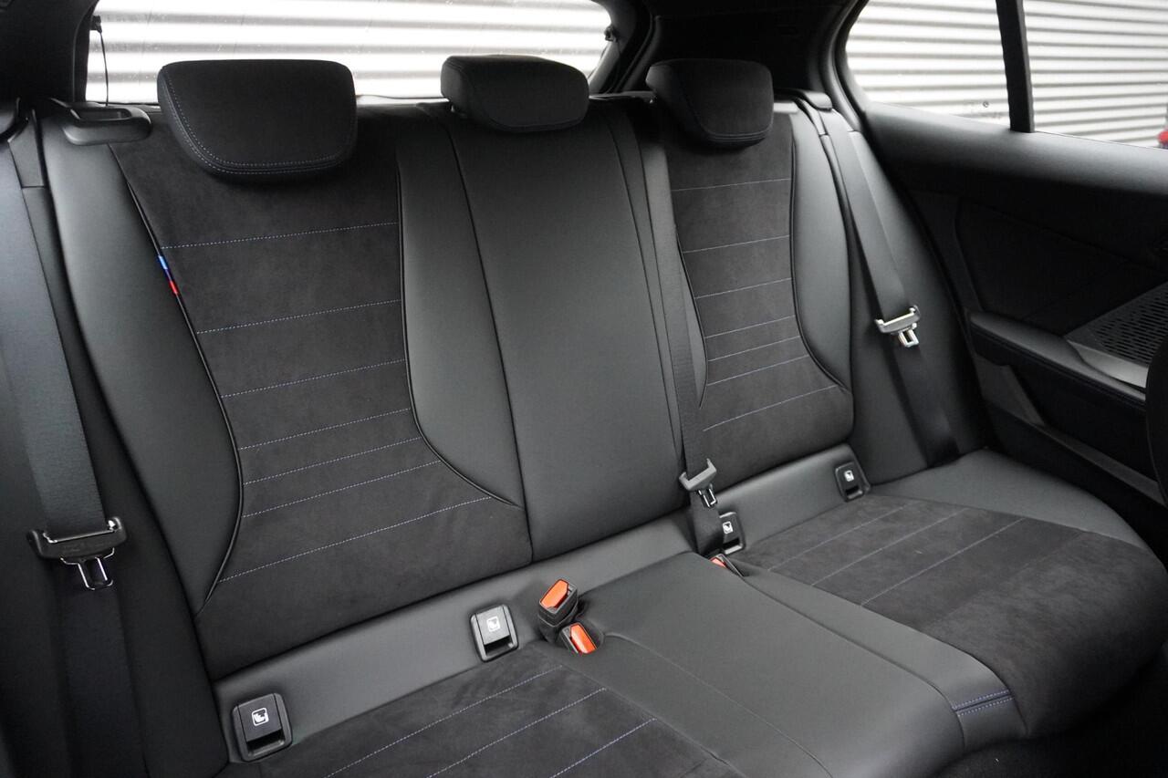 BMW 1-SERIE 120 M Sportpakket | Premium Pack | 19 inch LM M Y-spaak | Extra getint glas | Driving Assistant | Parking Assistant