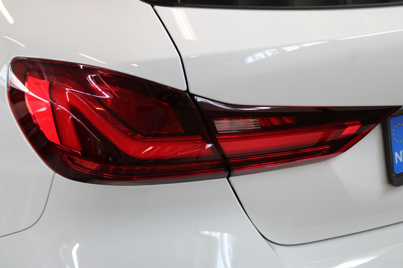 BMW 1-SERIE M135i xDrive High Executive | Akrapovic uitlaatsysteem | Cruise control | Climate control | Stoelverwarming | Apple carplay/Android auto | DAB radio | Dealer onderhouden |