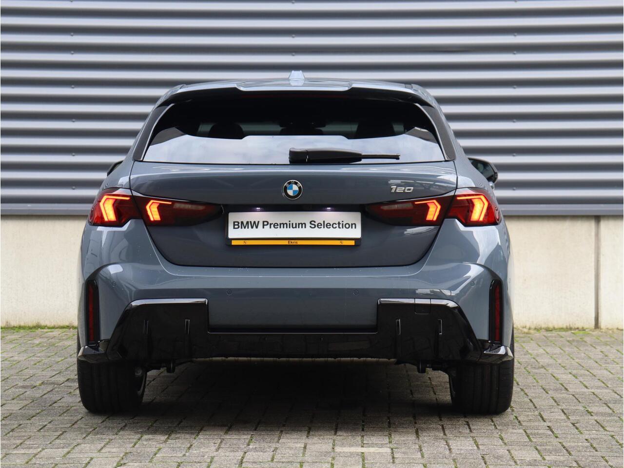 BMW 1-SERIE 120 | M Sportpakket Pro | Panodak | Harman Kardon | Head-Up | Driving Assistant Plus | Parking Assistant Plus | Elektr. Voorstoelen | Comfort Access | 19'' LMV