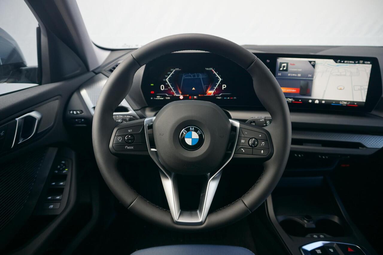 BMW 1-SERIE 5-deurs 120 M Sport Design Edition 18'' / Sportstoelen verwarmd / Shadow Line / Achteruitrijcamera